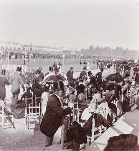 Divácká závodní dráha v parku Cascine: Generál Pralormo, Neri Corsini, Alberto Rignano, Gennaro Placci, hraběnka Maud Ricci, hraběnka z Perkensteinu.