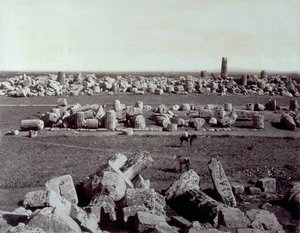Panorama pozůstatků chrámu Minerva a chrámu Apollóna v Selinunte. Mezi ruinami archeologického naleziště je muž na koni od Giorgio Sommer