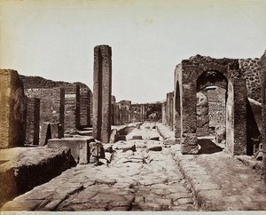 Strukturální ruiny podél Strada di Stabia, na archeologickém nalezišti Pompeje od Giorgio Sommer