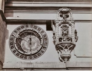 Kvadrant hodinové věže v Bernu, Kaspar Brunnen (1527-1530). Vedle orloje je nový stánek, který obsahuje sošky, které se zapínají samotným mechanismem hodin čtyři minuty před odbitím hodiny od Giorgio Sommer