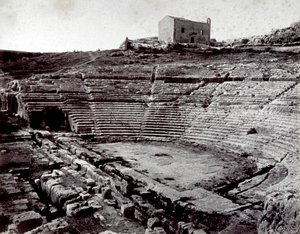 Pozůstatky řeckého divadla v Siracusa v monumentálním parku Neàpoll. V popředí půlkruhový orchestr a cavea od Giorgio Sommer