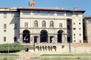 Fasáda galerie Uffizi na Arnu od Giorgio Vasari