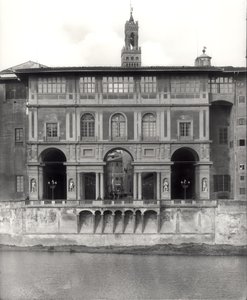 Fasáda galerie Uffizi na Lungarno Torrigiani od Giorgio Vasari