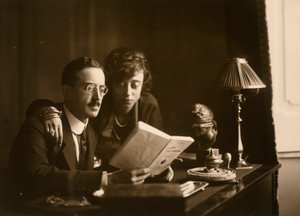 Manželský pár čte knihu od Phillipe de Marlier