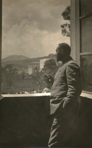 Portrét Alfreda Trombetty v uniformě s cigaretou v ruce od Phillipe de Marlier