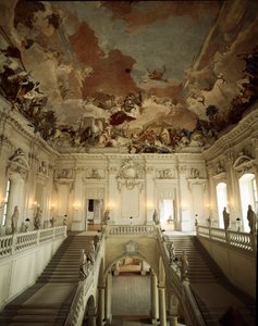 Pohled na Velké schodiště a strop zdobený Giovanni Battista (Giambattista) Tiepolo (1696-1770), představující Alegorii pěti kontinentů. 1753 Palác Würzburg (Würzburg) realizovaný architektem Johannem Balthasarem Neumannem (1687-1753) Germa od Giovanni Battista Tiepolo