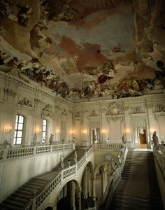 Pohled na Velké schodiště a strop představující Alegorii pěti kontinentů od Giovanni Battista Tiepolo