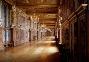Renesanční architektura: pohled na galerii Františka I. na zámku Fontainebleau od Rosso Fiorentina (1495-1540) ve spolupráci s Primaticciem (1504-1570) z roku 1523. Seine a Marne