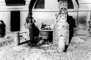 Ženy u fontány od Giovanni Battista Simone Unterveger