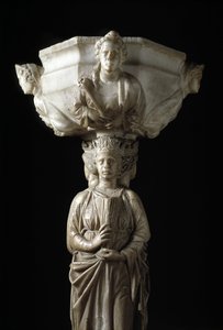 Benitier u sloupu zdobí tři teologické ctnosti a mísový dekor bust čtyř hlavních ctností (mramorová podpěra se sloupem se třemi teologickými ctnostmi a vodní křtitelnice se čtyřmi kardinálními ctnostmi) Plastika Giovanni Pi od Giovanni Pisano