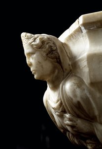 Benitier u sloupu zdobí tři teologické ctnosti a a la vat decoree bust čtyř hlavních ctností - detail (mramorová podpěra se sloupem se třemi teologickými ctnostmi a vodní křtitelnice se čtyřmi kardinálními ctnostmi) Plastika od od Giovanni Pisano