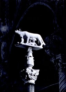 Sienský vlk s dvojčaty Romulem a Remem, fasáda náměstí Piazza del Duomo (mramor) od Giovanni Pisano