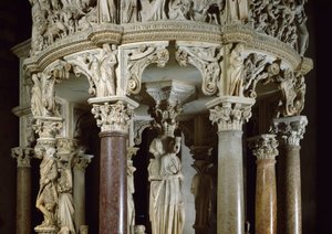 Teologické ctnosti a Herkules vlevo Detail sochařských skupin podpírajících kazatelnu. Mramorová socha od Giovanniho Pisana (1248-1314). 1302-1311 Cathedrale of Pisa (Duomo di Santa Maria Assunta di Pisa), Itálie