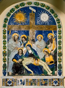 The Deposition (Pieta)” Ježíš Kristus a Panna Maria obklopeni svatým Janem a svatou Marií Magdalénou před křížem s nápisem INRI (I.N.R.I.) Vysoký reliéf keramika od Giovanni della Robbia (1469-1529) 1525 Dim. 287x210 cm Santuario della V