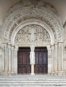 Poslední soud, centrální portál katedrály Saint-Lazare, Autun, Francie
