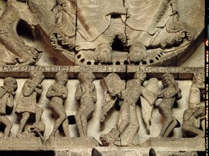 Západní portálový tympanon zobrazující Poslední soud: detail Kristových nohou, anděla a smrtelníků, cca 1130-35 vápenec