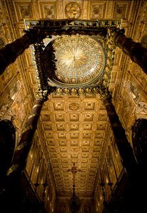 Pohled na strop s dřevěnými krabicemi označenými a dore od Giuliano da Sangallo (1445, kolem roku 1516) a hlavním oltářem od architekta Ferdinanda Fugy (1699-1781). Bazilika Santa Maria Maggiore (Svatá Maria Major), Řím.