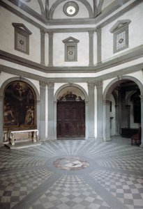 Pohled na osmibokou sakristii postavenou podle projektu Giuliano da Sangallo (1445-1516)