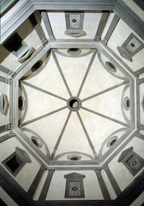 Pohled na osmibokou sakristii postavenou podle projektu Giuliano da Sangallo (1445-1516)