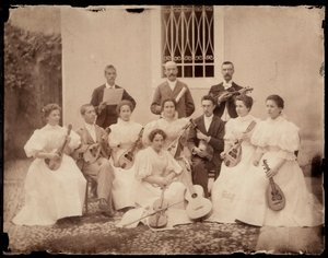 Skupinový portrét sedících hudebníků, kolem roku 1900 od Giuseppe Wulz