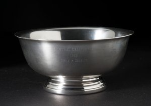 Stříbrná tenisová trofej předána Sally Ride v roce 1965.