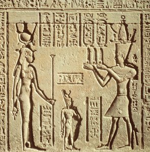 Reliéf zobrazující faraona přinášejícího oběť Hathor z římského rodného domu neboli Mammisi, asi 125 př. n. l. - 60 n. l.