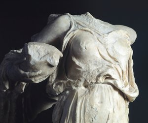 Akroteriální postava, socha z Asklépiova chrámu, Epidaurus, Řecko, řecká civilizace, 4. století před naším letopočtem (socha) od Greek