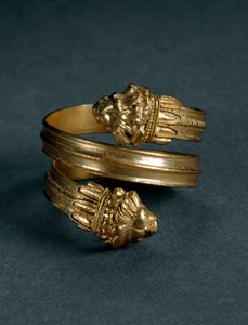 Umění Velkého Řecka: zlatý prsten se lvími protomy. Konec 4.-začátek 3. století před naším letopočtem. z italského Taranta. Taranto, Museo Archeologico Nazionale od Greek