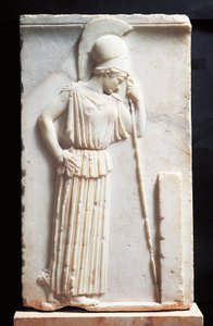 Basreliéf zobrazující truchlící Athénu stojící před stélou od Greek