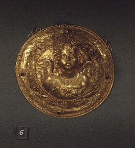 Busta Erose, medailon zdobený granáty (zlato) od Greek