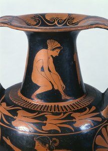 Krčící se žena zavazující si sandál, detail z krku atické amfory s červenou figurou, vyrobené Pamphaiem a malované Oltosem, kolem 510-500 př.nl (keramika)