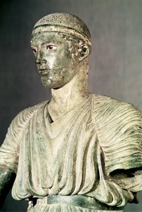 Detail delfského vozataje, cca 470 př. n. l. bronz viz také 161526
