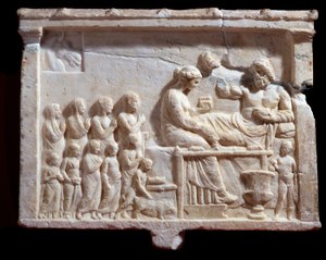 Řecké umění: „“reliéf představující scénu banketu“, 300 př. n. l. Rozměr 48x65x6 cm Mantua (mantua) Palazzo Ducale, Coll statuaria, inv n 6684 Itálie - řecká civilizace: Mramorový reliéf představující banket (48x65x6 cm), 3. století př. n. l. - Mantova , P od Greek