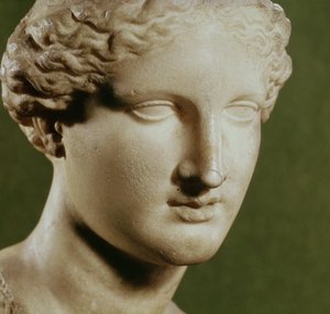 Hlava Artemis (mramor)
