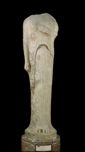 Kore figura věnovaná Cheramyes Héře, ze svatyně Hera, Samos, cca 570-560 př.nl (mramor) (viz také 164882-164683)