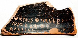 Ostrakon (nebo ostracon) (množné číslo: ostraca nebo ostraka), střepy keramiky sloužící jako hlasovací lístky během procedur ostrakizace ve starověkém Řecku. 480 př. n. l. Athény. Muzeum Agora. od Greek