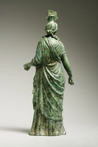 Zadní pohled na sochu Isis Fortuna, helénistický, 1. století př. n. l. – 1. století n. l. (bronz) (pohled zepředu viz 270388)