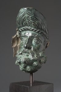 Nádoba hubice v podobě hlavy Herakles (bronz)