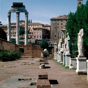 Forum Romanum: sochy vestálek. Dům vestálek (Casa delle Vestali nebo Atrium Vestae). Vlevo řecký chrám Dioskurů (neboli Kastorův a Polluxův chrám) (5. století před Kristem). Řím