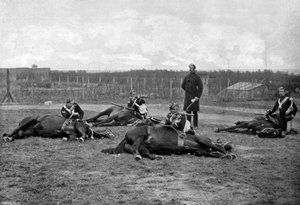 Skupina 4. přestřelky Queens Own Hussars sesedla z koně, 1896. od Gregory and Co