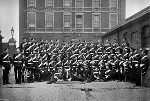 Poddůstojníci 1. Life Guards v Knightsbridge Barracks, Londýn, 1896. od Gregory and Co