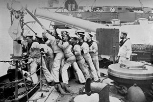 Zvedání kotvy na přídi bitevní lodi HMS Majestic, 1896