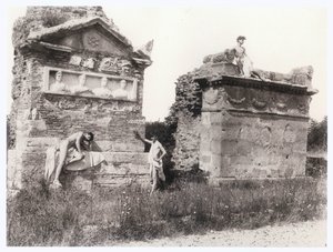 Chlapci mezi hroby (foto)