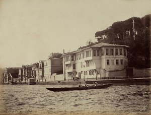 Budovy podél zálivu Tarabya, na Marmarském moři, Turecko