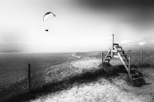 Pohled z paraglideru nad pobřežím