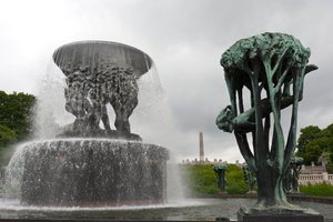 Fontána a socha „Dívka na stromě“ v parku Frogner, Oslo, Norsko (bronz) od Gustav Vigeland