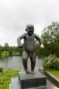 "Sinnatageen" naštvaný chlapec, socha v parku Frogner, Oslo, Norsko (bronz)