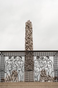 Kované železné brány “Naked Men” a “People Monolith” vyrobené ze žuly ve Frogner Park, Oslo, Norsko (foto)