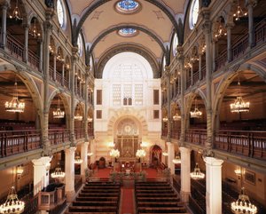 Interiér synagogy v Rue des Tournelles postavené v letech 1866 - 1867. Architekt: Varrollier. Inženýr: Gustave Eiffel v Paříži. od Gustave Eiffel