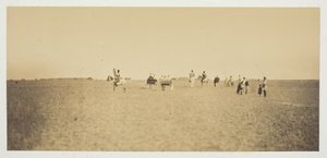 Bez názvu [návštěvníci sledující vojenské manévry], 1857. od Gustave Le Gray